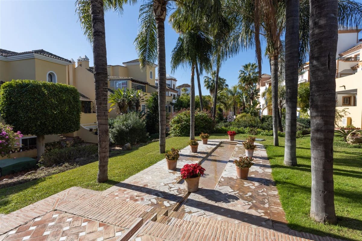 2 soverom Leilighet til salgs i Guadalmina med svømmebasseng garasje - € 420 000 (Ref: 9318173)