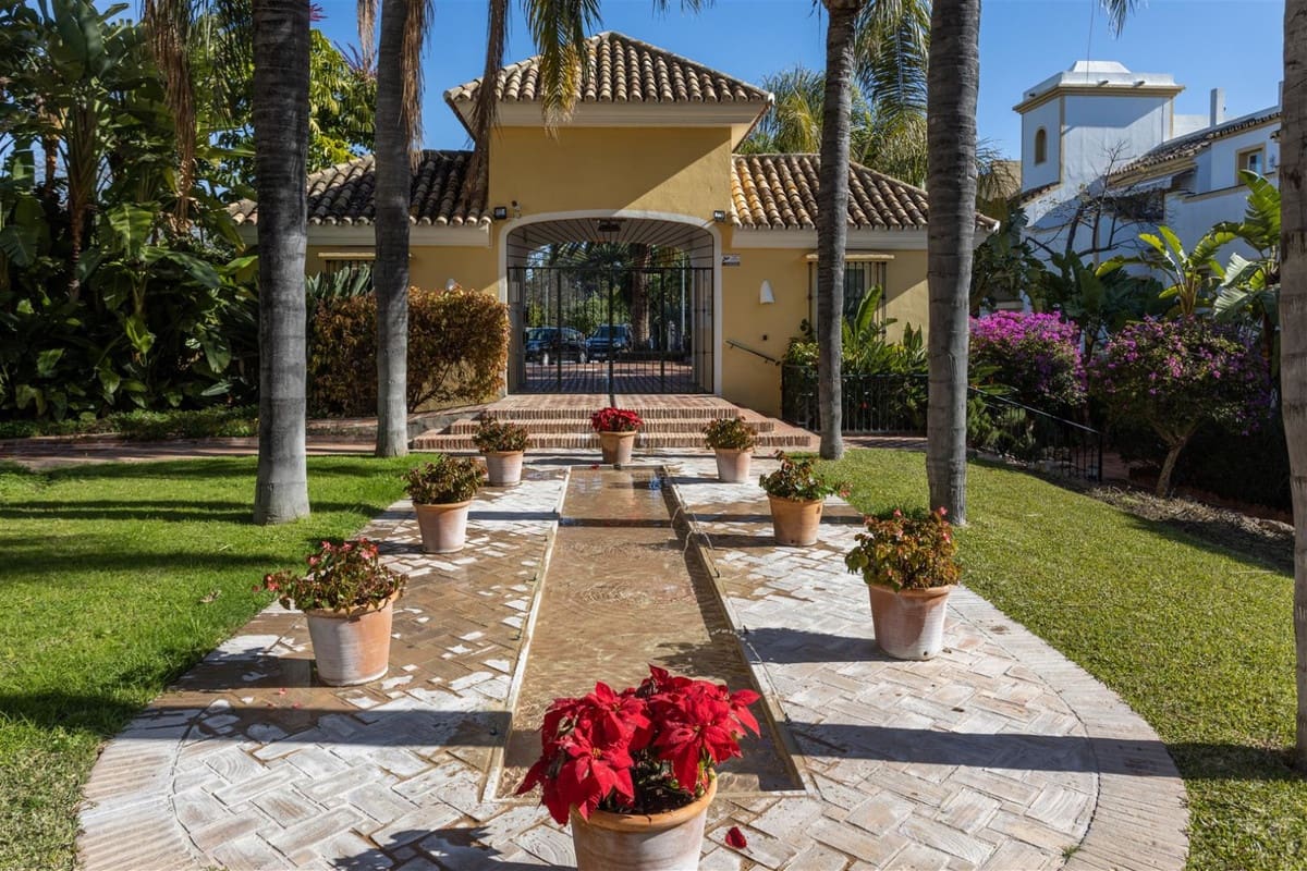 2 soverom Leilighet til salgs i Guadalmina med svømmebasseng garasje - € 420 000 (Ref: 9318173)