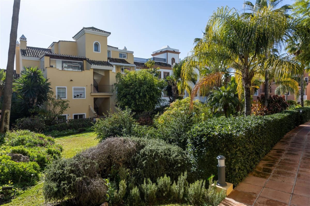 2 soverom Leilighet til salgs i Guadalmina med svømmebasseng garasje - € 420 000 (Ref: 9318173)