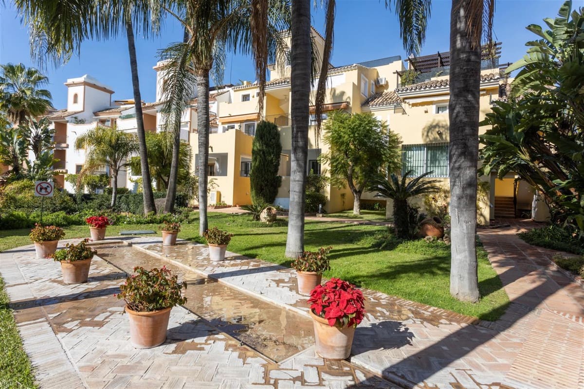 2 soverom Leilighet til salgs i Guadalmina med svømmebasseng garasje - € 420 000 (Ref: 9318173)