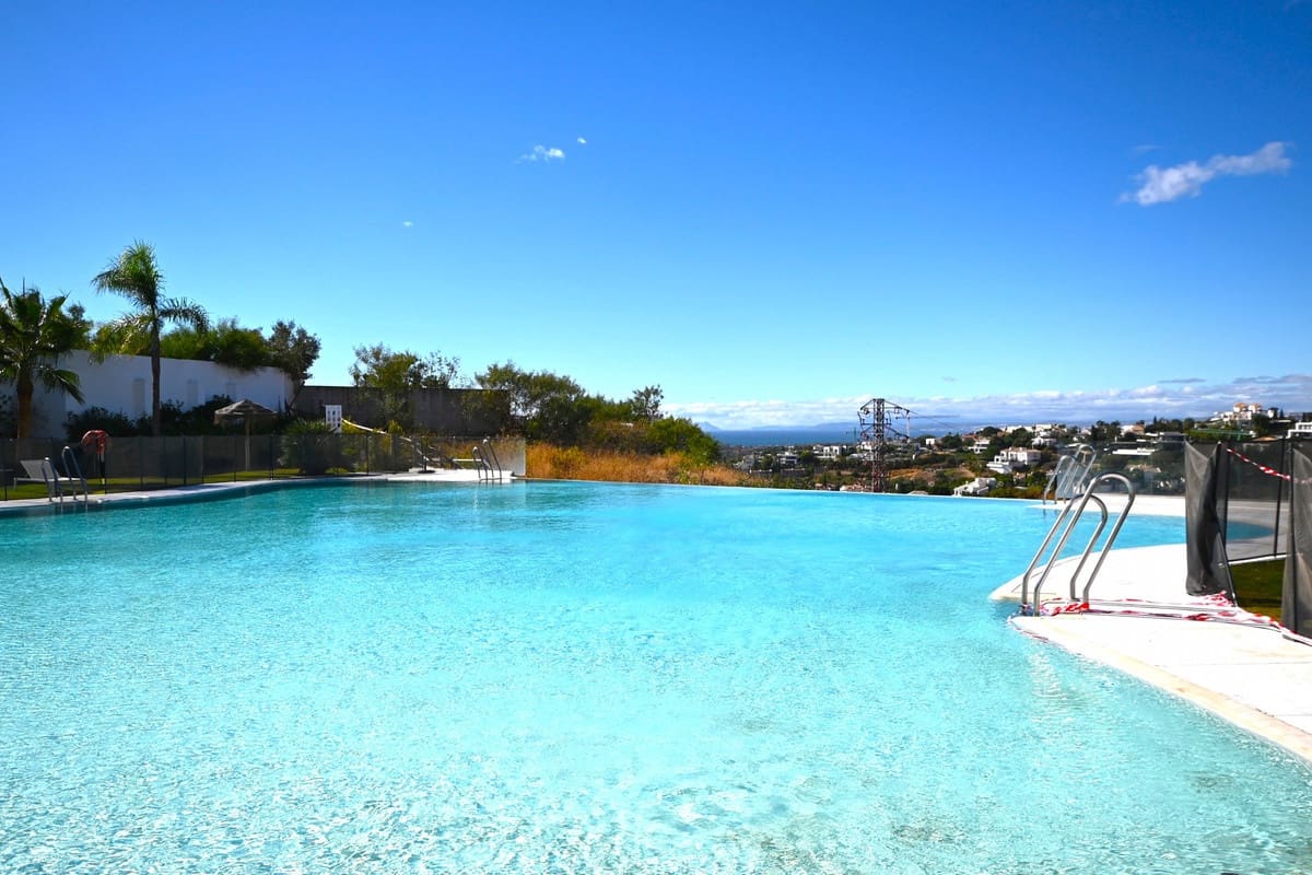 3 bedroom Apartment for sale in Benahavis with pool - € 575,000 (Ref: 9338478)