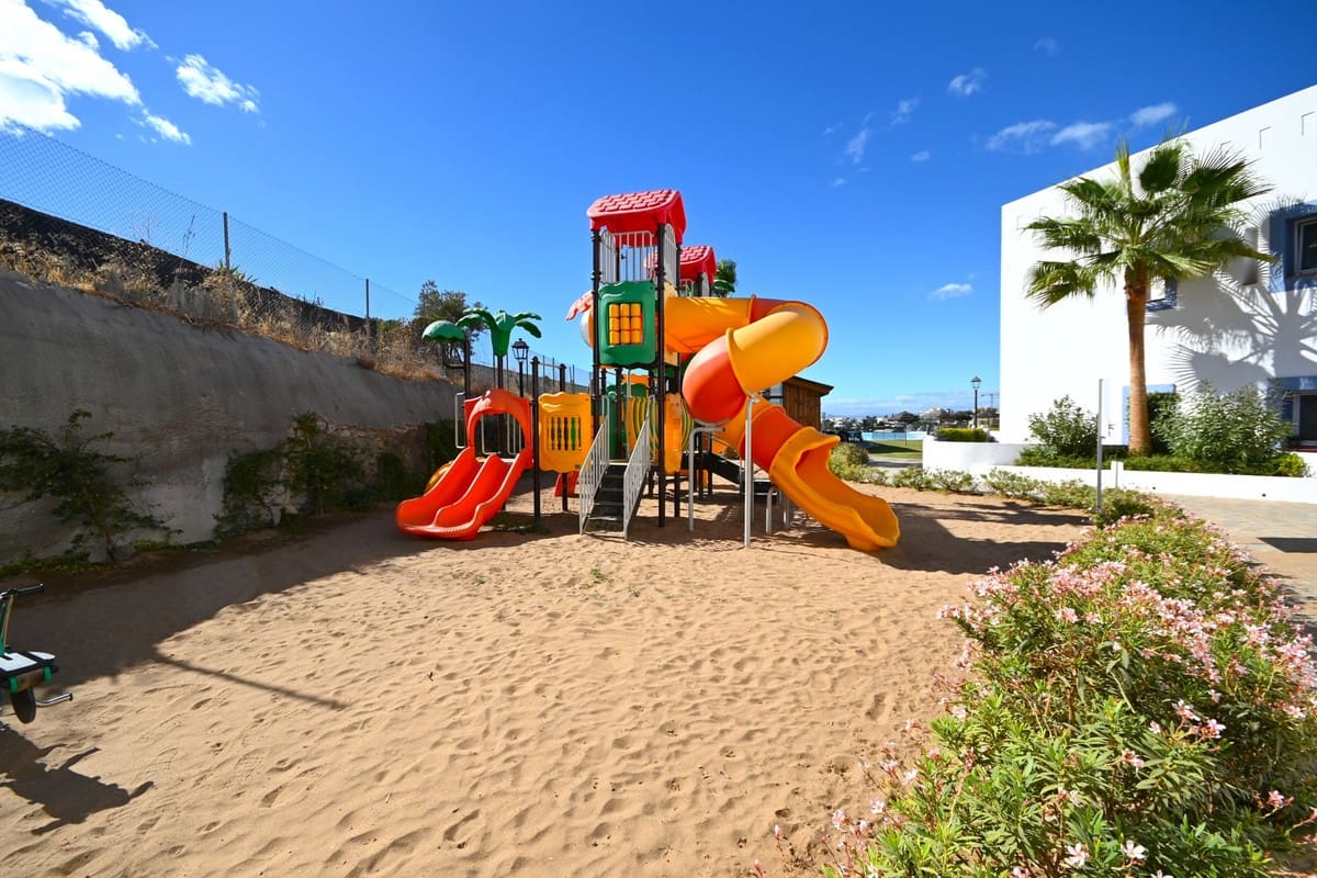 3 bedroom Apartment for sale in Benahavis with pool - € 575,000 (Ref: 9338478)