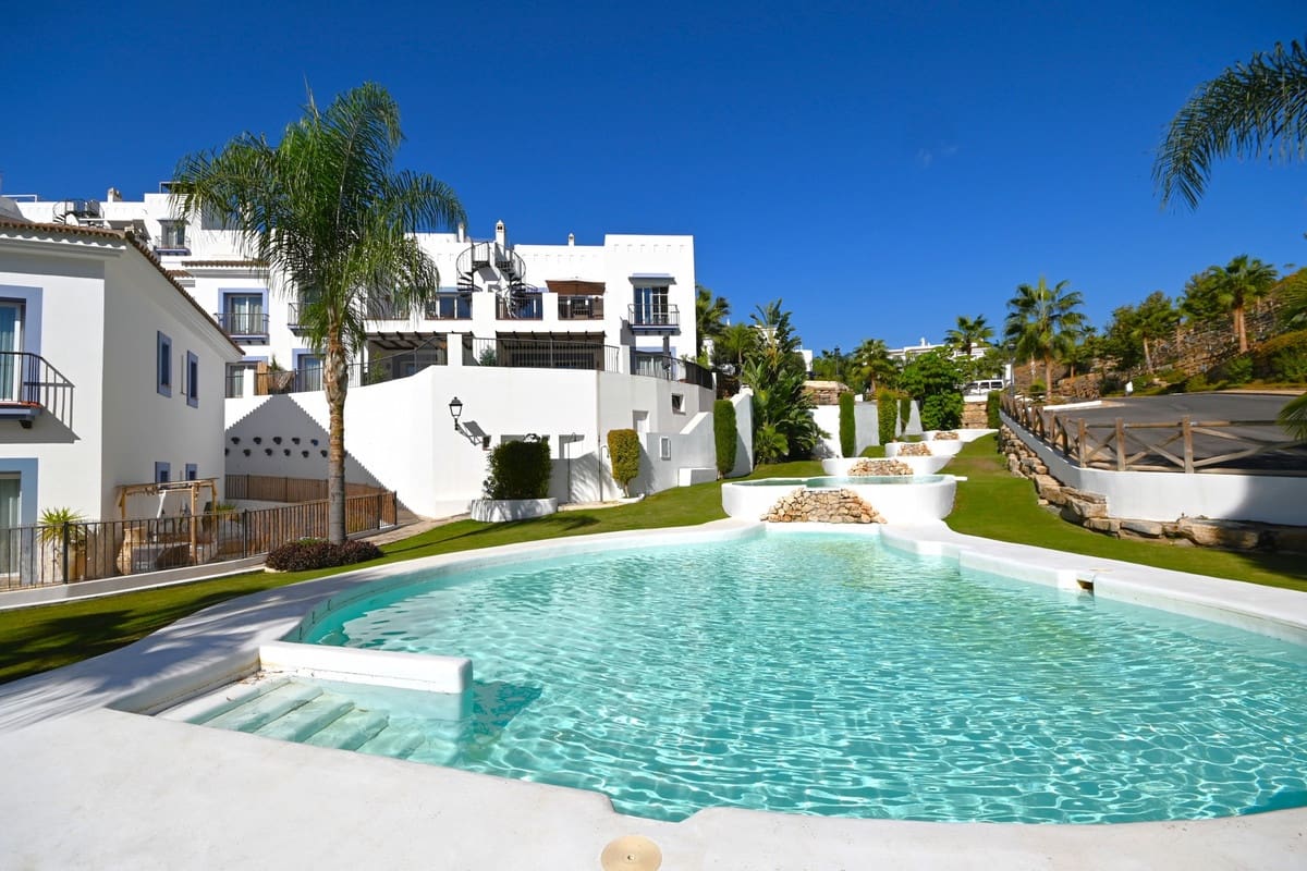 3 bedroom Apartment for sale in Benahavis with pool - € 575,000 (Ref: 9338478)