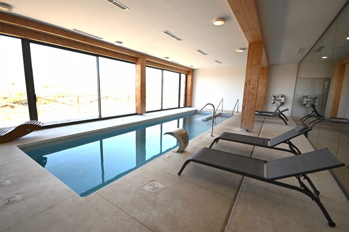 3 bedroom Apartment for sale in Benahavis with pool - € 575,000 (Ref: 9338478)