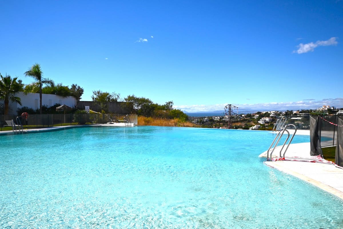 3 bedroom Apartment for sale in Benahavis with pool - € 575,000 (Ref: 9338478)