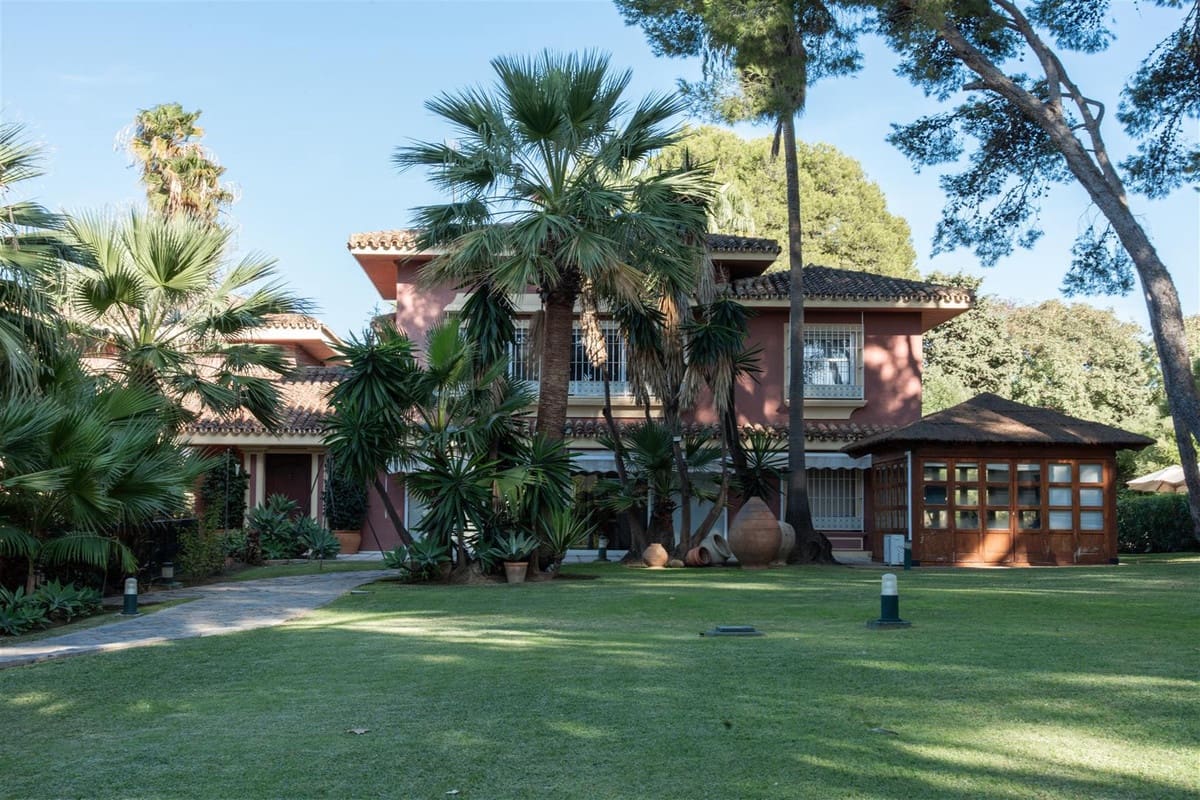 5 bedroom Villa for sale in Guadalmina with pool garage - € 4,500,000 (Ref: 9452300)