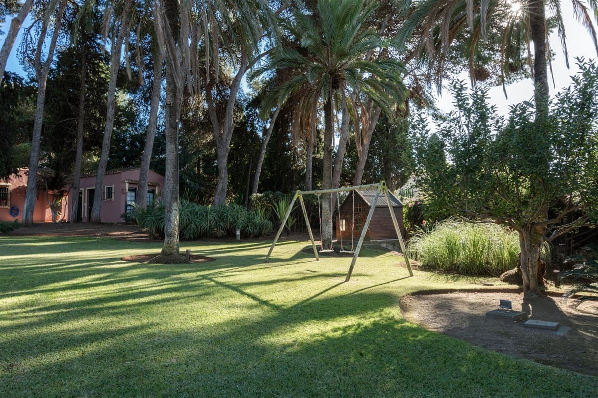 5 bedroom Villa for sale in Guadalmina with pool garage - € 4,500,000 (Ref: 9452300)