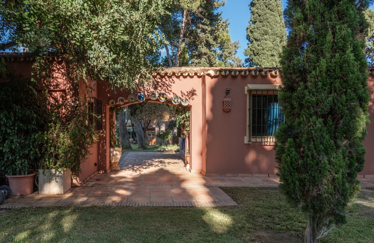 Chalet de 5 habitaciones en Guadalmina en venta con piscina garaje - 5.850.000 € (Ref: 9452301)