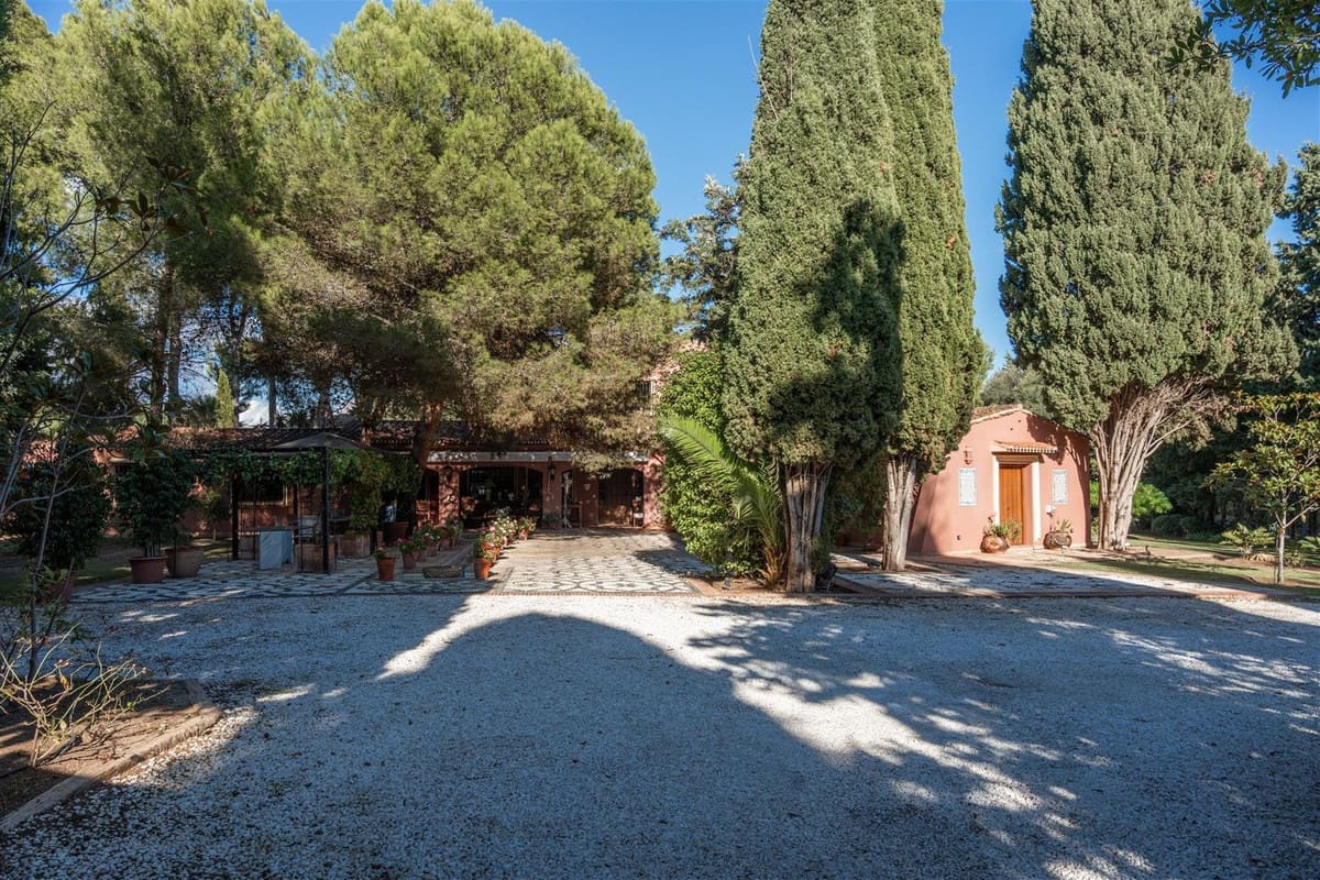 5 bedroom Villa for sale in Guadalmina with pool garage - € 5,850,000 (Ref: 9452301)