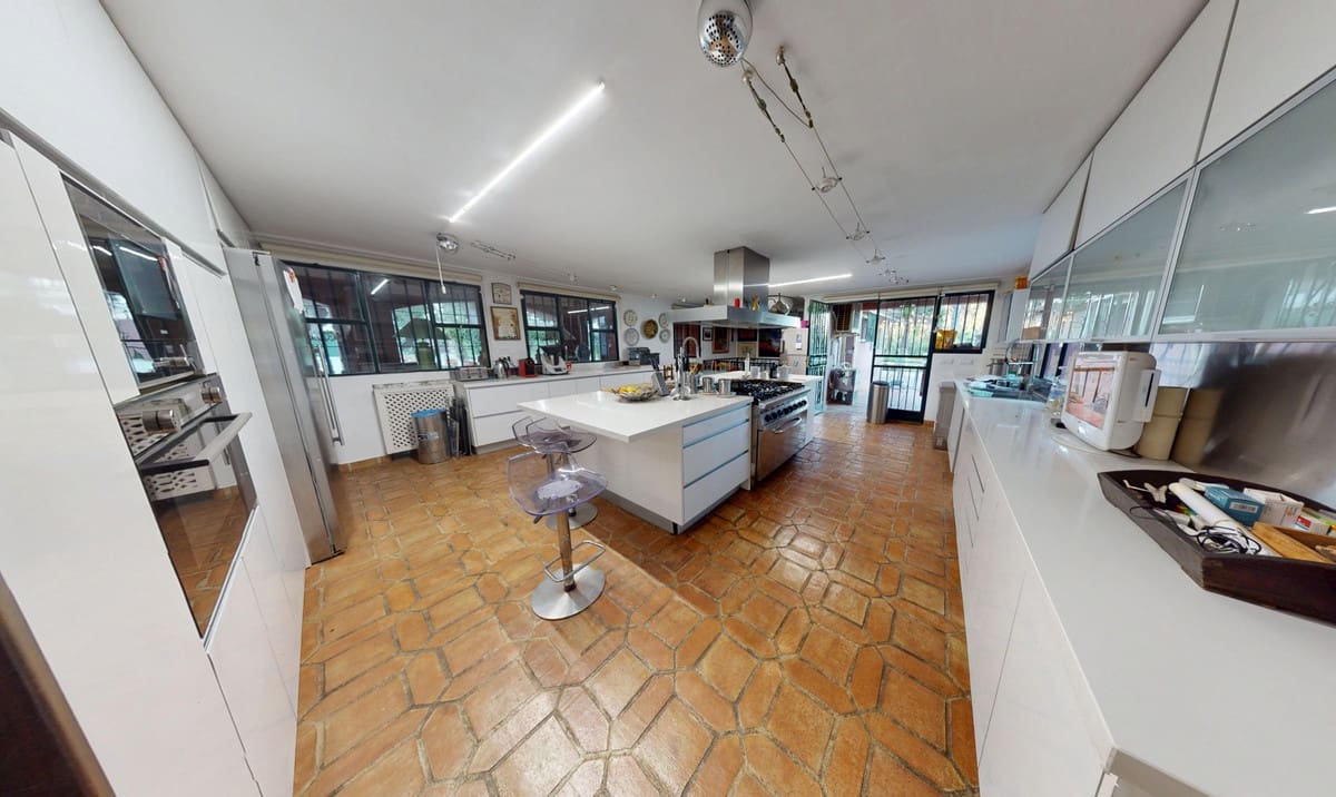 5 bedroom Villa for sale in Guadalmina with pool garage - € 5,850,000 (Ref: 9452301)