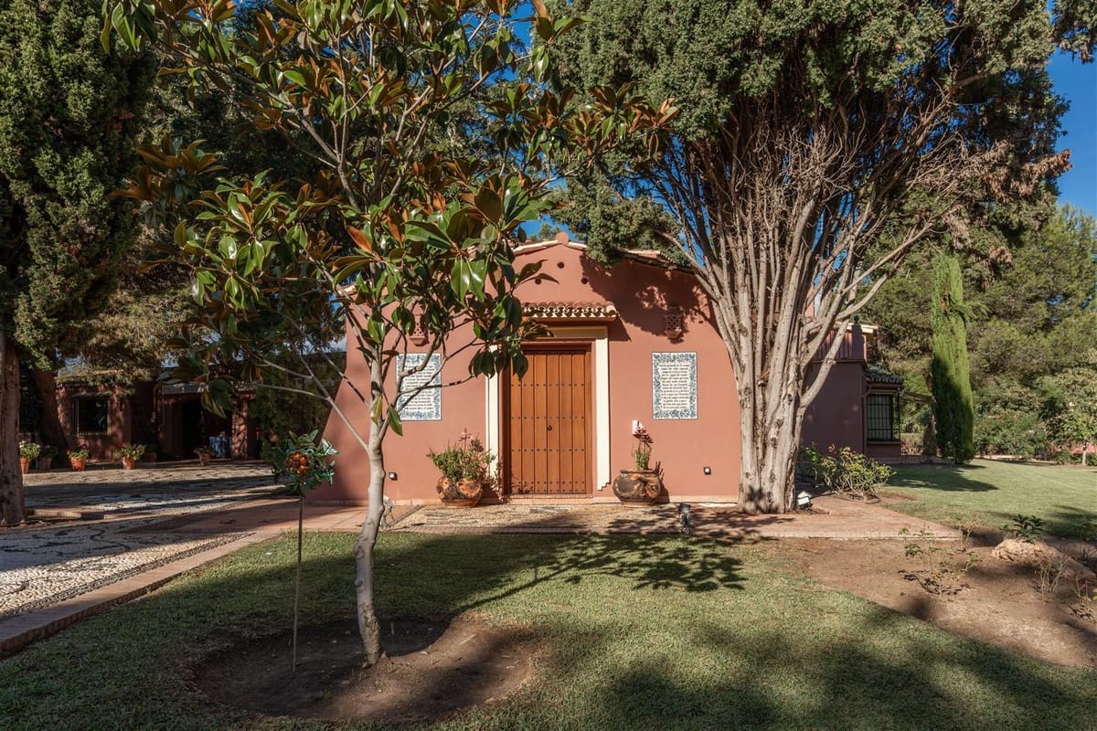 5 bedroom Villa for sale in Guadalmina with pool garage - € 5,850,000 (Ref: 9452301)