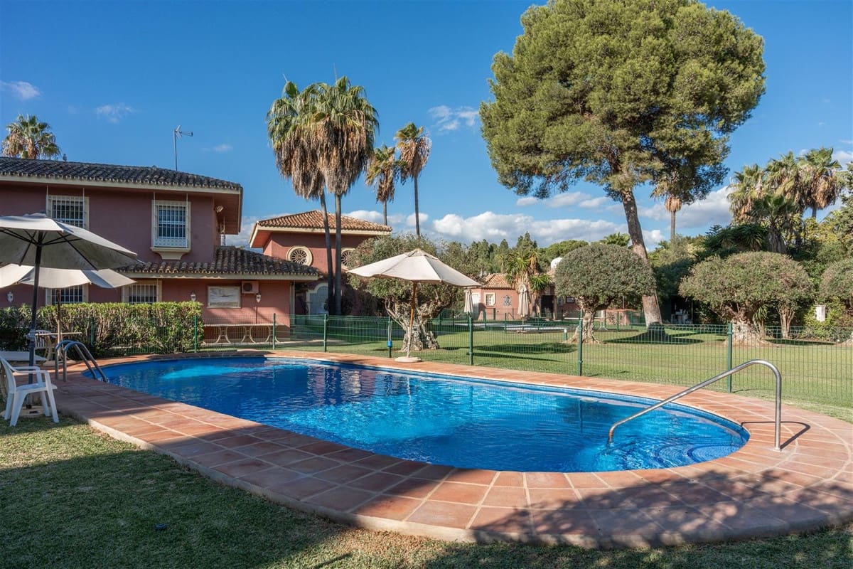 5 bedroom Villa for sale in Guadalmina with pool garage - € 5,850,000 (Ref: 9452301)