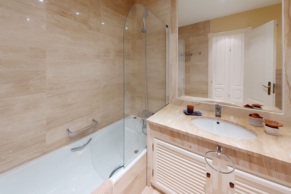 2 bedroom Beach Apartment for sale in Guadalmina with pool garage - € 550,000 (Ref: 9456497)