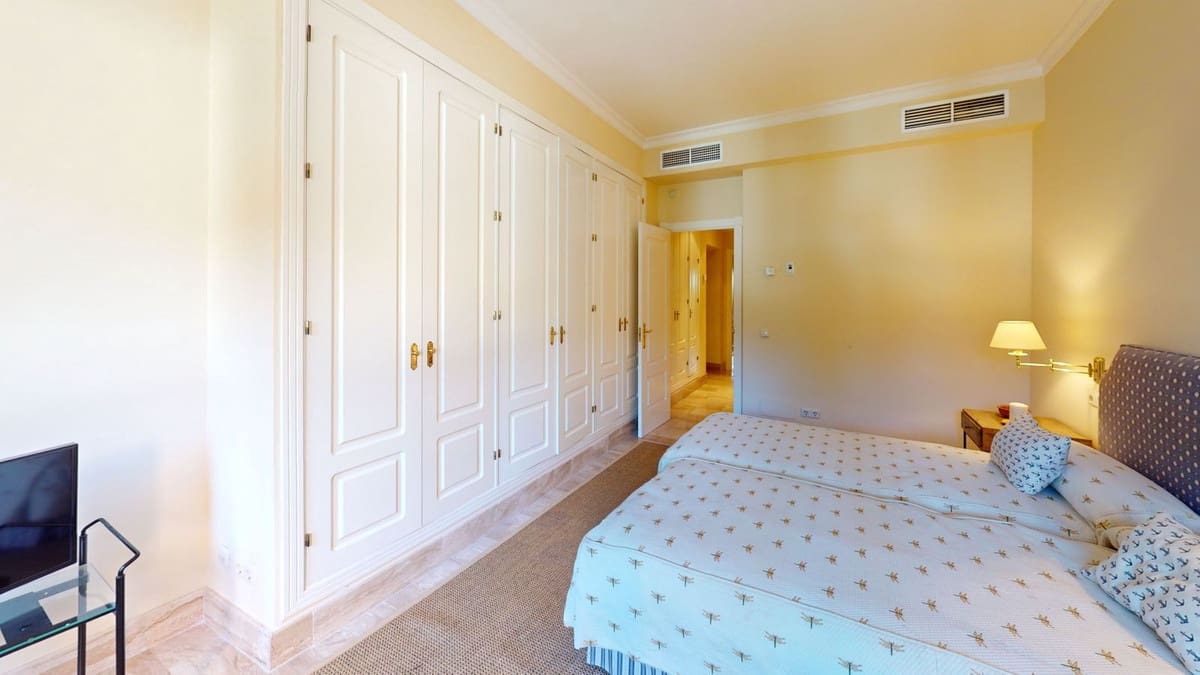 2 bedroom Beach Apartment for sale in Guadalmina with pool garage - € 550,000 (Ref: 9456497)