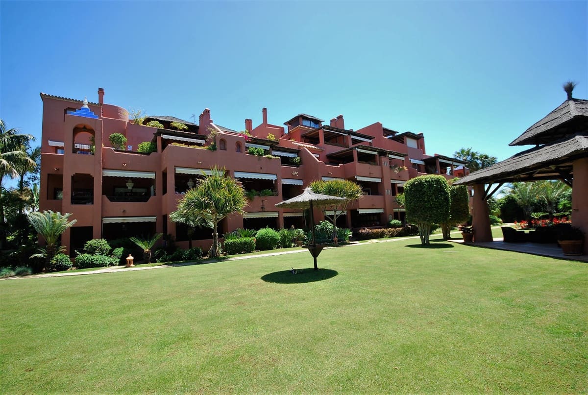 2 bedroom Beach Apartment for sale in Guadalmina with pool garage - € 550,000 (Ref: 9456497)
