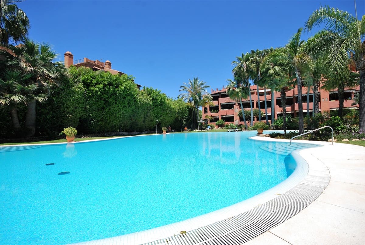 2 bedroom Beach Apartment for sale in Guadalmina with pool garage - € 550,000 (Ref: 9456497)