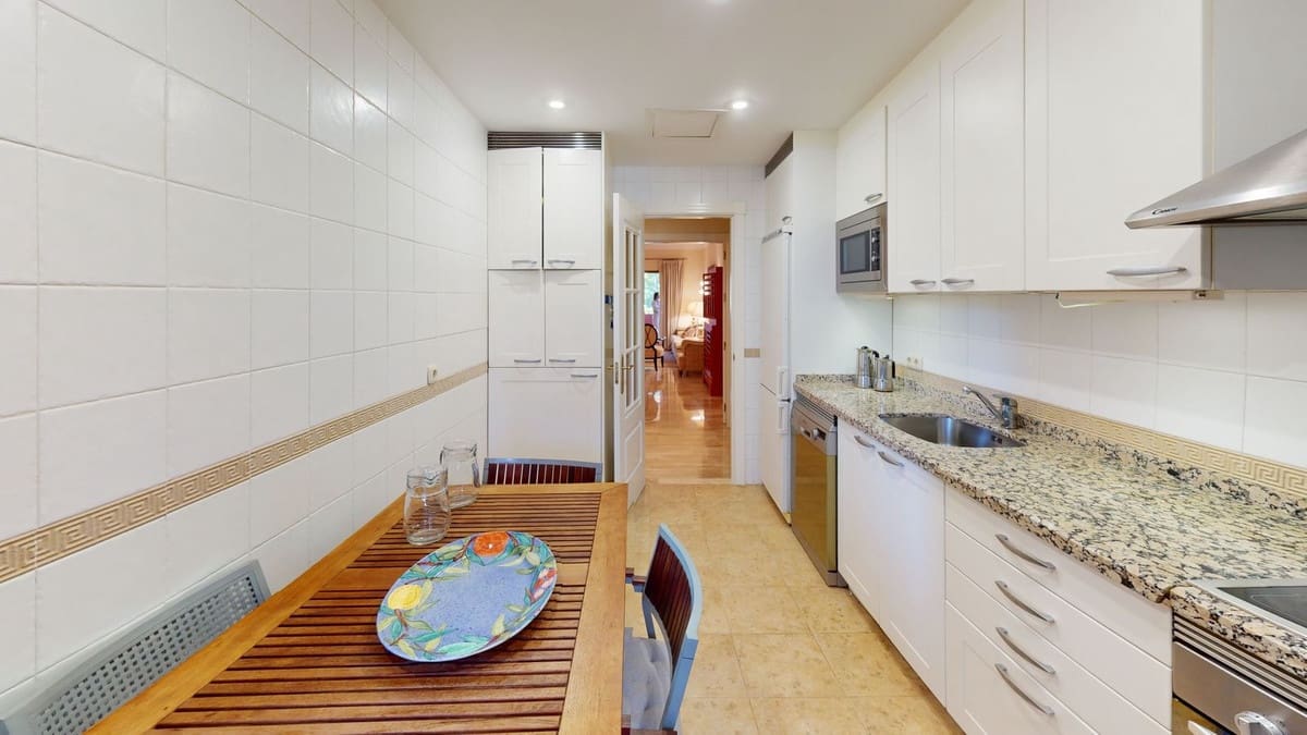 2 bedroom Beach Apartment for sale in Guadalmina with pool garage - € 550,000 (Ref: 9456497)