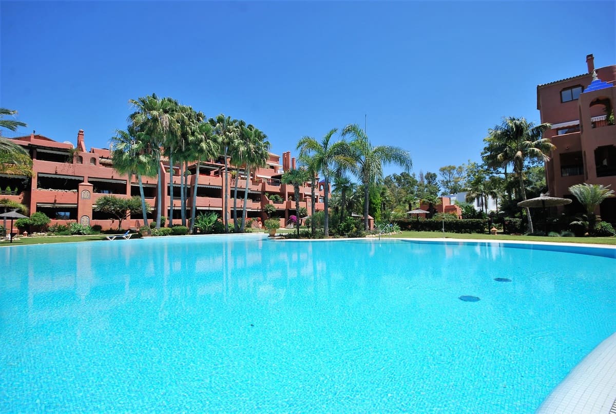 2 bedroom Beach Apartment for sale in Guadalmina with pool garage - € 550,000 (Ref: 9456497)