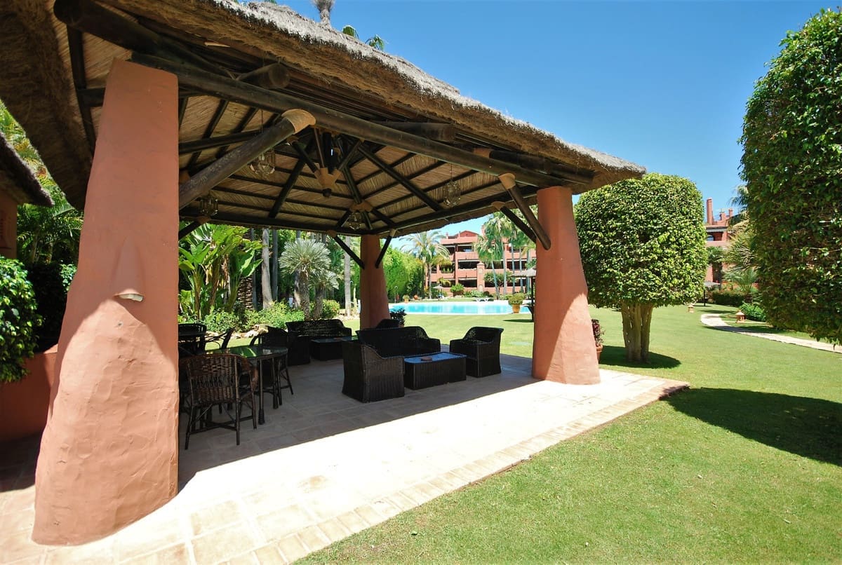 2 bedroom Beach Apartment for sale in Guadalmina with pool garage - € 550,000 (Ref: 9456497)