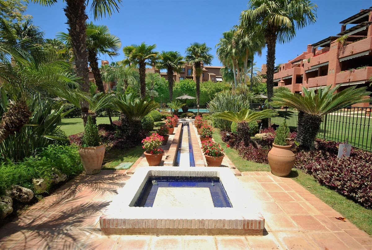 2 bedroom Beach Apartment for sale in Guadalmina with pool garage - € 550,000 (Ref: 9456497)