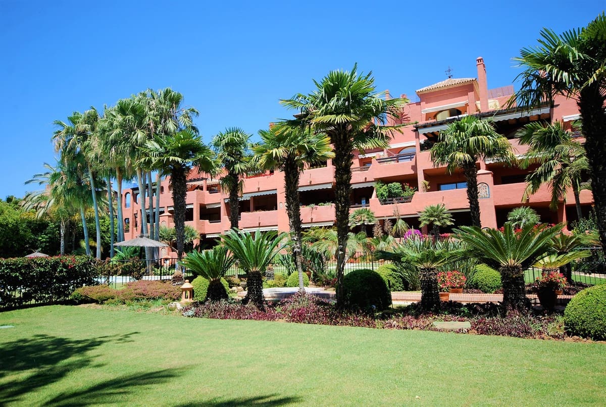2 bedroom Beach Apartment for sale in Guadalmina with pool garage - € 550,000 (Ref: 9456497)