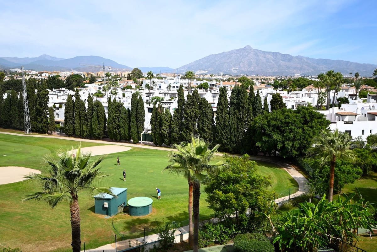 Apartamento Playa de 2 habitaciones en Guadalmina en venta con piscina garaje - 1.200.000 € (Ref: 9571383)