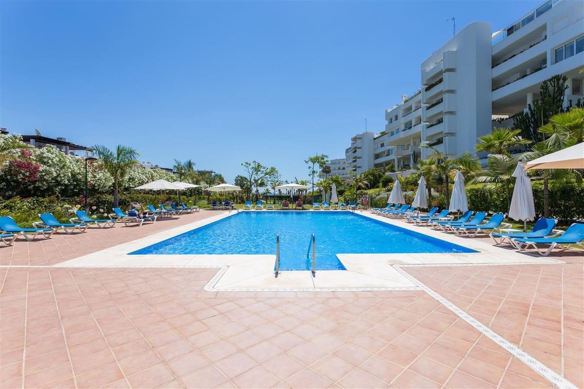 2 sypialnia Apartament przy plaży na sprzedaż w Guadalmina z basenem garażem - 1 200 000 € (Ref: 9571383)