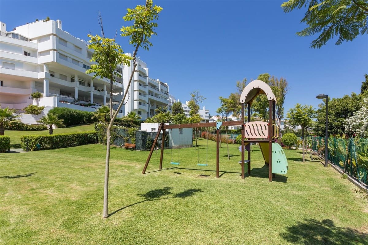 2 sypialnia Apartament przy plaży na sprzedaż w Guadalmina z basenem garażem - 1 200 000 € (Ref: 9571383)