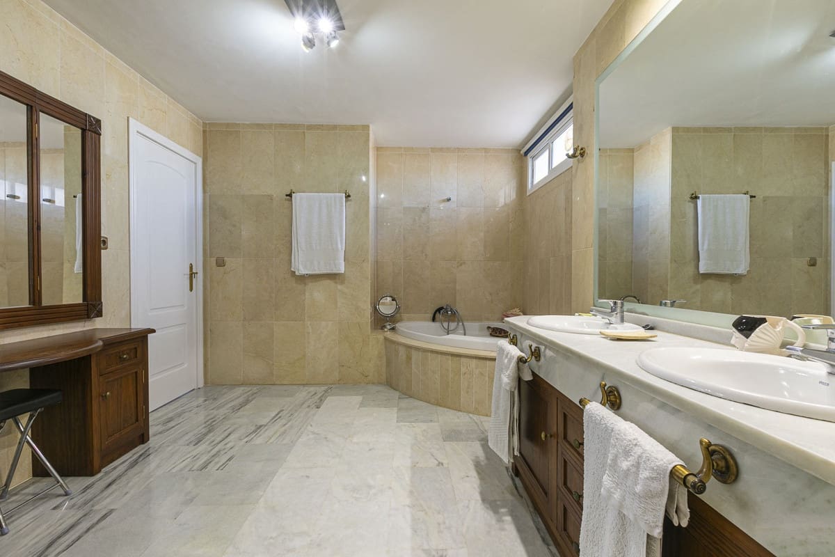 4 slaapkamer Penthouse te koop in Guadalmina met zwembad garage - € 950.000 (Ref: 9586726)