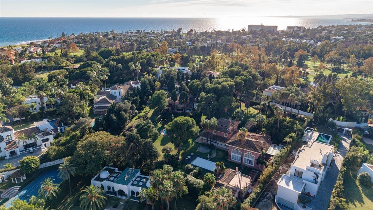 Villa til salgs i Guadalmina med svømmebasseng garasje - € 9 800 000 (Ref: 9634819)