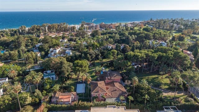 Villa til salgs i Guadalmina Baja, Marbella med svømmebasseng garasje - € 9 800 000 (Ref: 9634819)