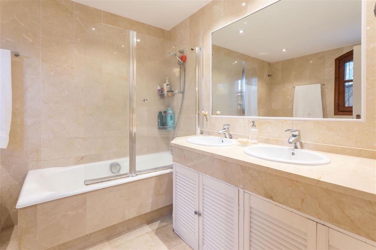 5 bedroom Villa for sale in Guadalmina with pool garage - € 2,100,000 (Ref: 9650572)