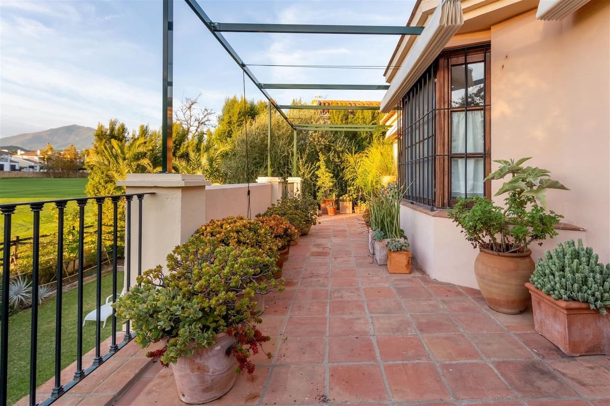 5 bedroom Villa for sale in Guadalmina with pool garage - € 2,100,000 (Ref: 9650572)