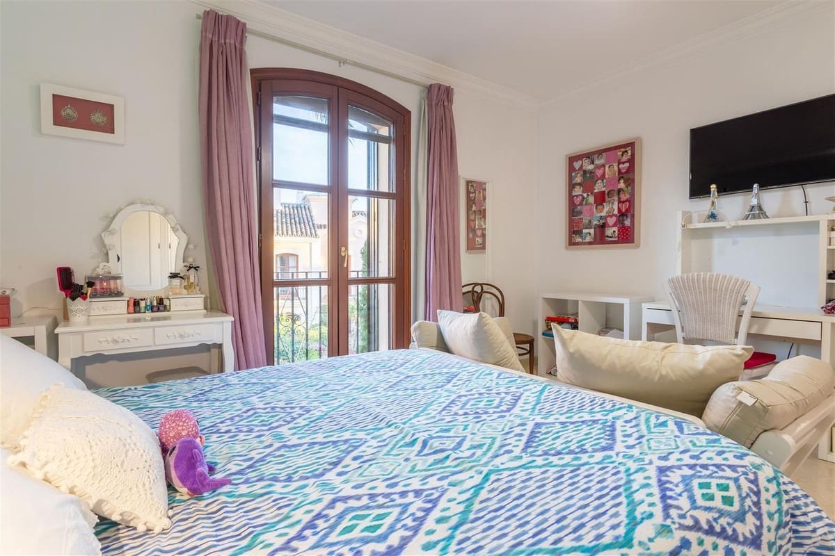 5 bedroom Villa for sale in Guadalmina with pool garage - € 2,100,000 (Ref: 9650572)