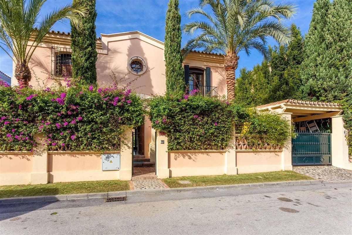5 bedroom Villa for sale in Guadalmina with pool garage - € 2,100,000 (Ref: 9650572)