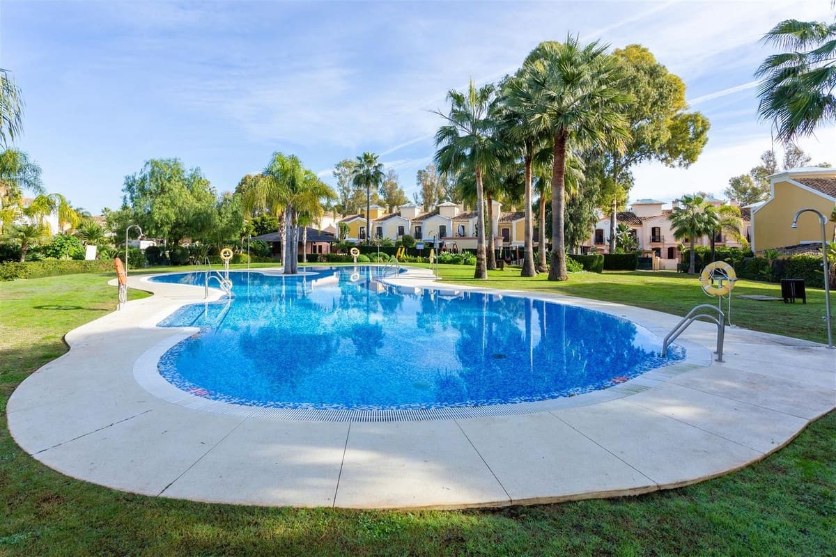 5 bedroom Villa for sale in Guadalmina with pool garage - € 2,100,000 (Ref: 9650572)