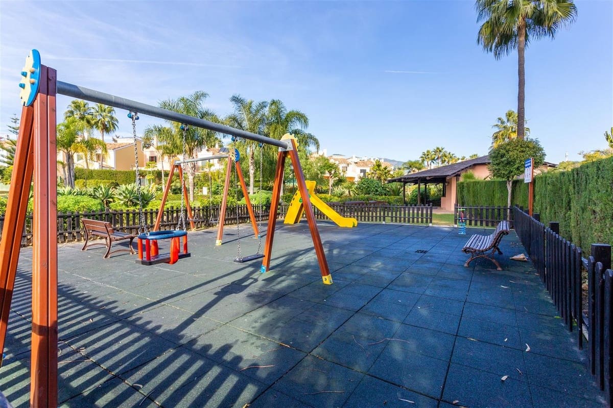 5 bedroom Villa for sale in Guadalmina with pool garage - € 2,100,000 (Ref: 9650572)