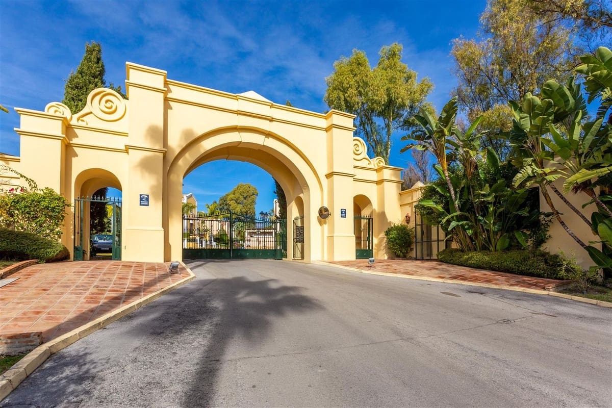 5 bedroom Villa for sale in Guadalmina with pool garage - € 2,100,000 (Ref: 9650572)