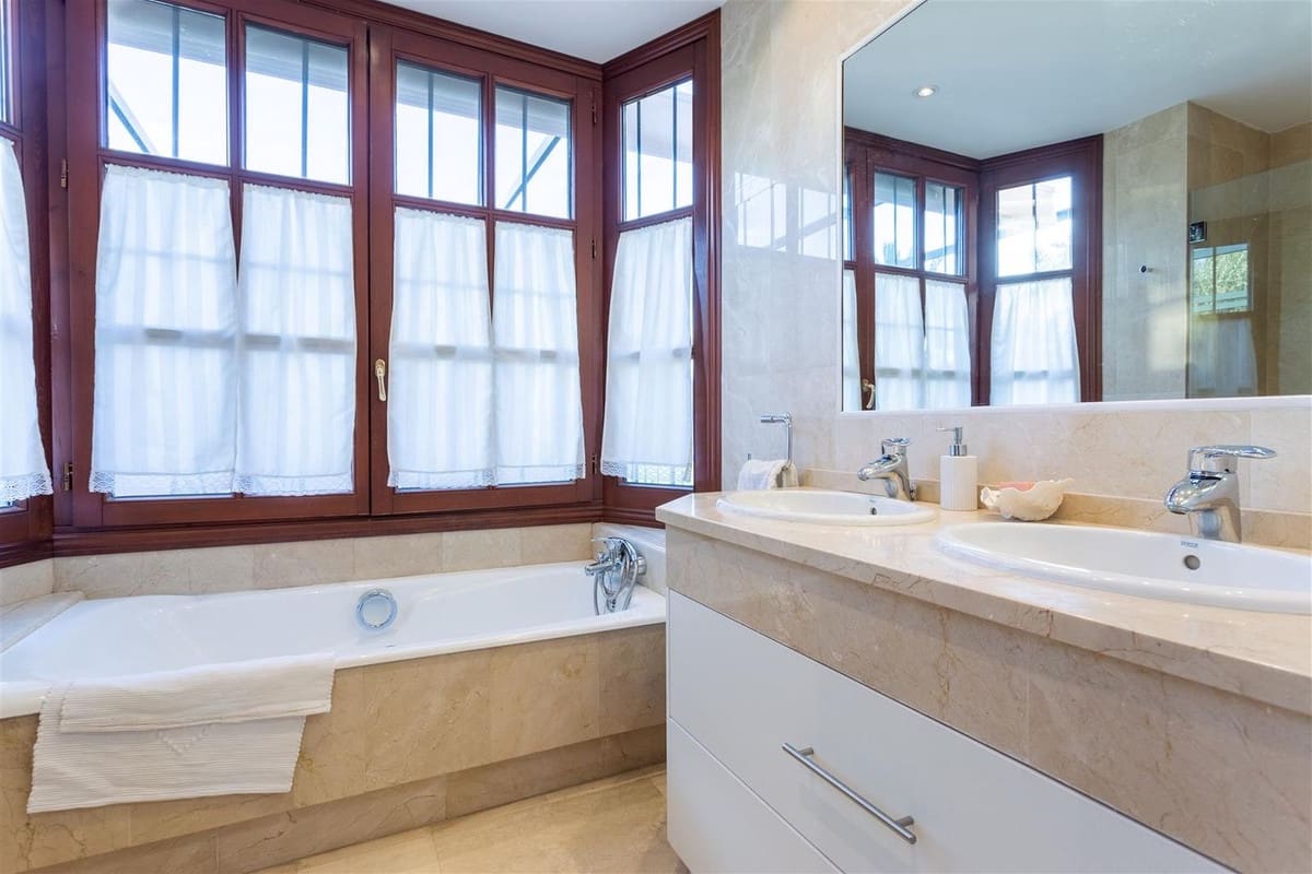 5 slaapkamer Villa te koop in Guadalmina met zwembad garage - € 2.100.000 (Ref: 9650572)