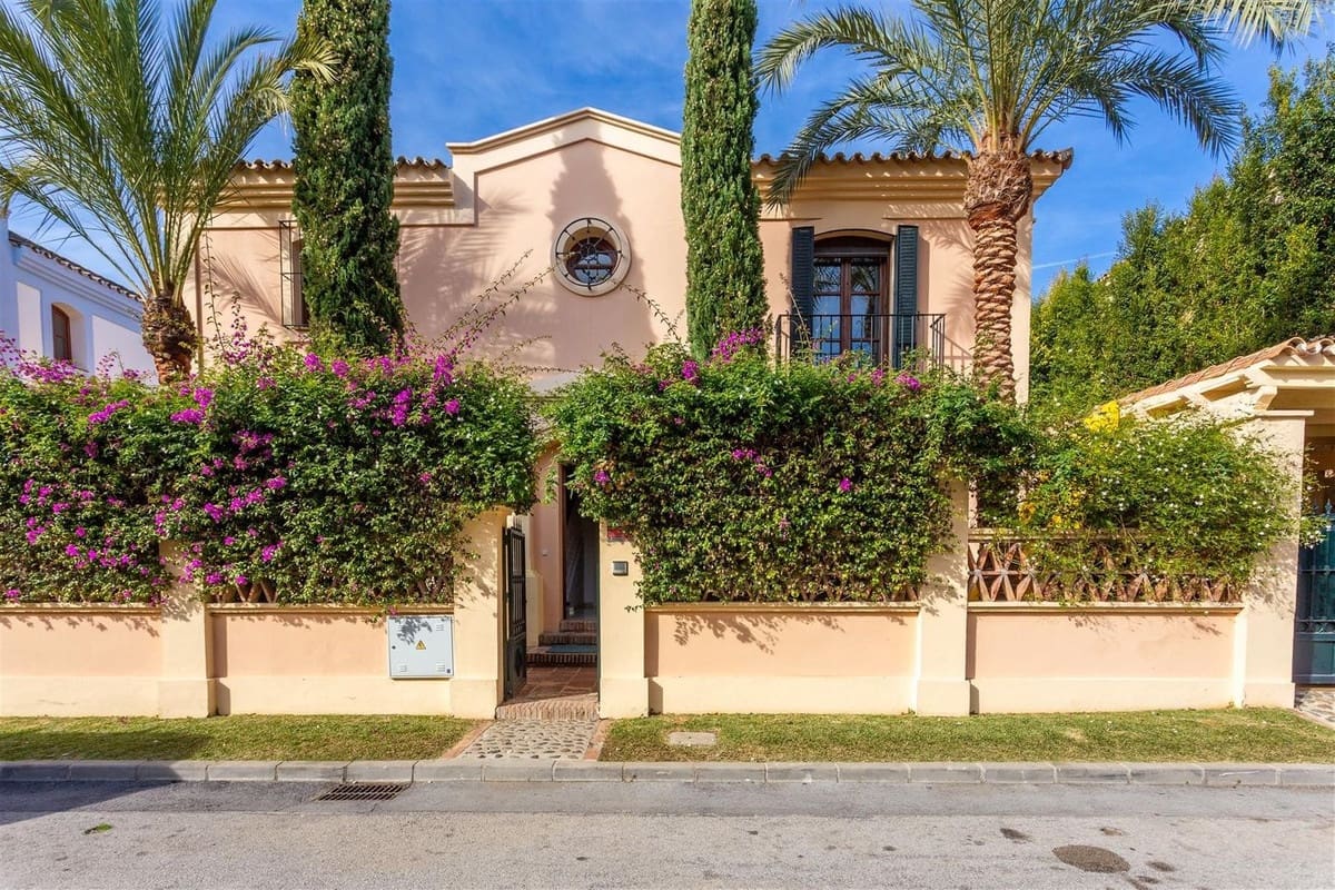 5 slaapkamer Villa te koop in Guadalmina met zwembad garage - € 2.100.000 (Ref: 9650572)