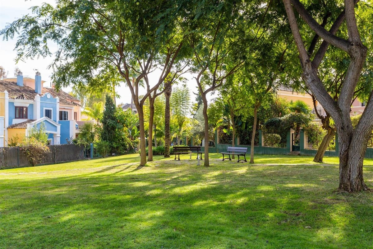 5 slaapkamer Villa te koop in Guadalmina met zwembad garage - € 2.100.000 (Ref: 9650572)
