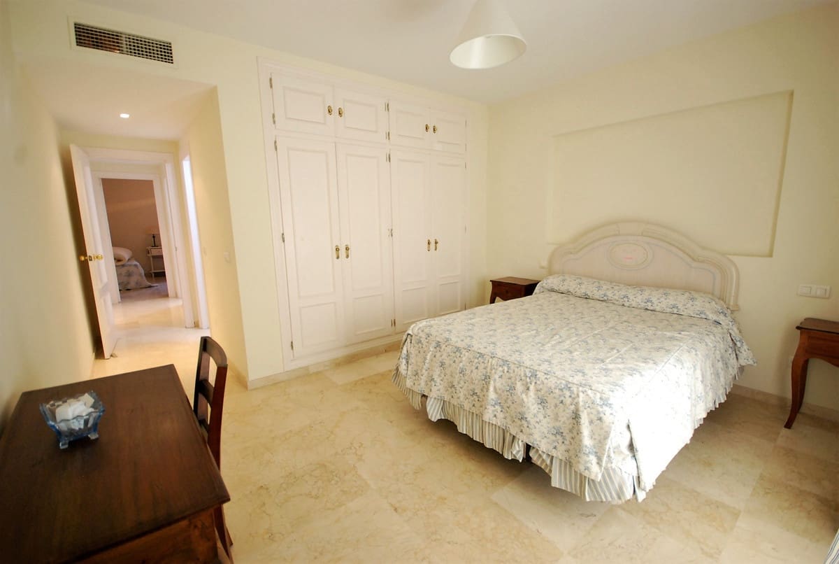 2 bedroom Apartment for sale in Guadalmina with pool - € 395,000 (Ref: 9670896)