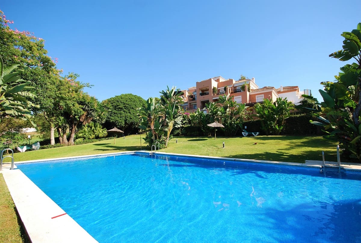 2 soveværelse Lejlighed til salg i Guadalmina med swimmingpool - € 395.000 (Ref: 9670896)