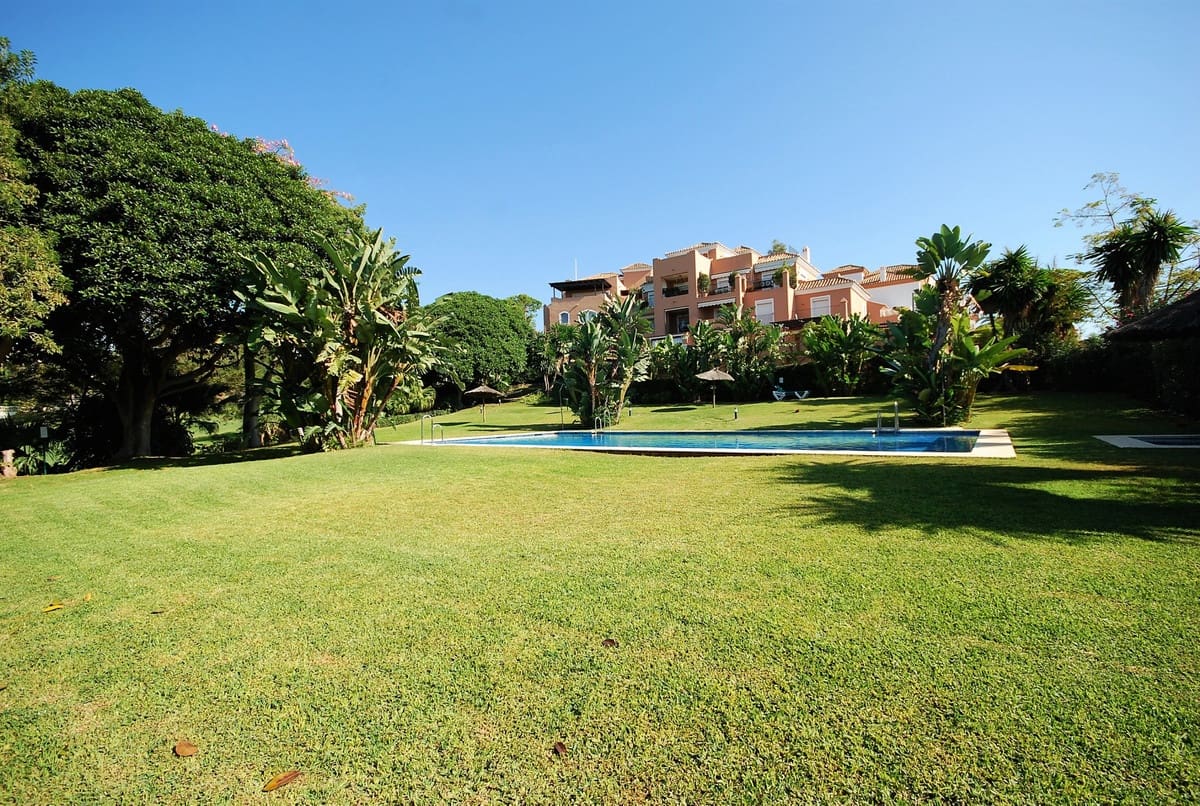 2 soveværelse Lejlighed til salg i Guadalmina med swimmingpool - € 395.000 (Ref: 9670896)