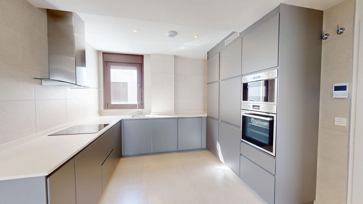 Appartement de 2 chambres à louer à Estepona avec piscine garage - 1 600 € (Ref: 9702108)