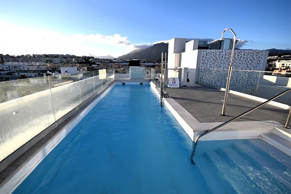 Appartement de 2 chambres à louer à Estepona avec piscine garage - 1 600 € (Ref: 9702108)