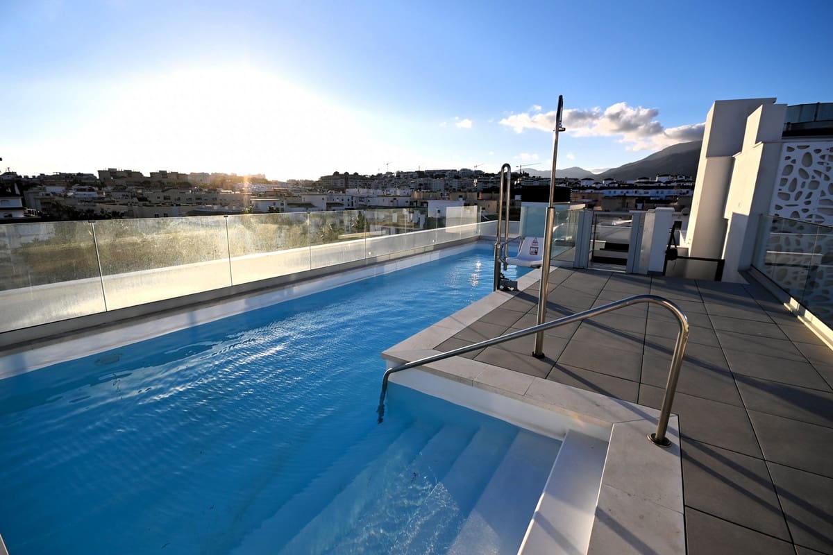 Apartamento de 2 habitaciones en Estepona en alquiler con piscina garaje - 1.600 € (Ref: 9702108)