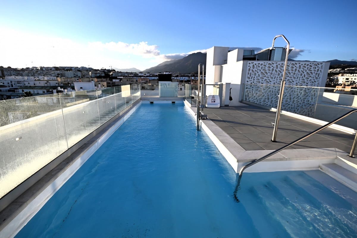 Apartamento de 2 habitaciones en Estepona en alquiler con piscina garaje - 1.600 € (Ref: 9702108)