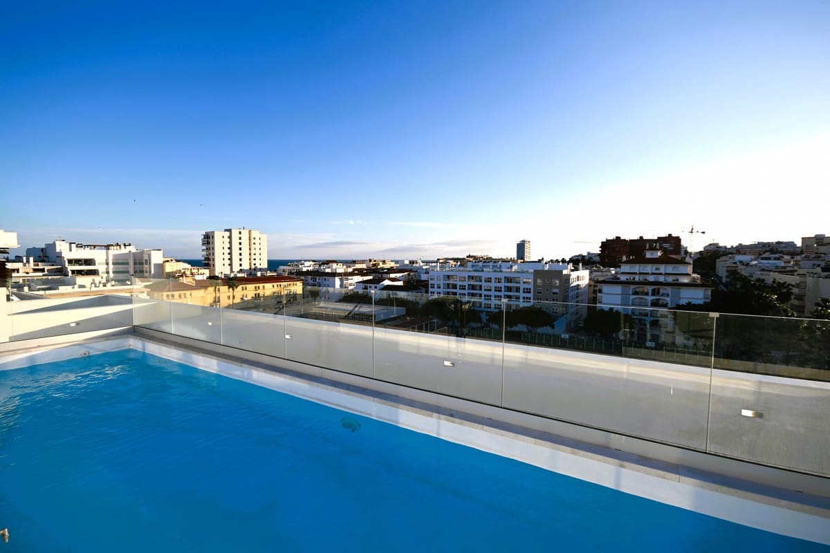 2 sovrum Lägenhet att hyra i Estepona med pool garage - 1 500 € (Ref: 9797320)