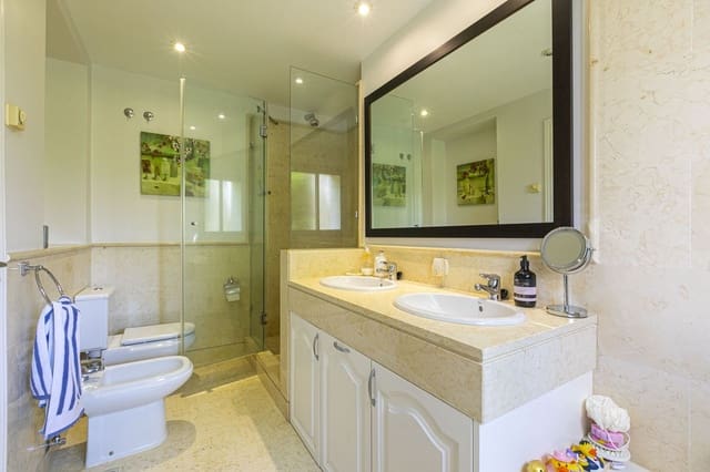 Apartamento de 3 habitaciones en Benahavís en venta con piscina garaje - 880.000 € (Ref: 9804534)